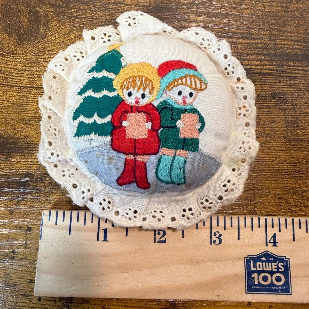 Vtg Hand Embroidered Christmas Carolers Ornament Eyelet Lace 4